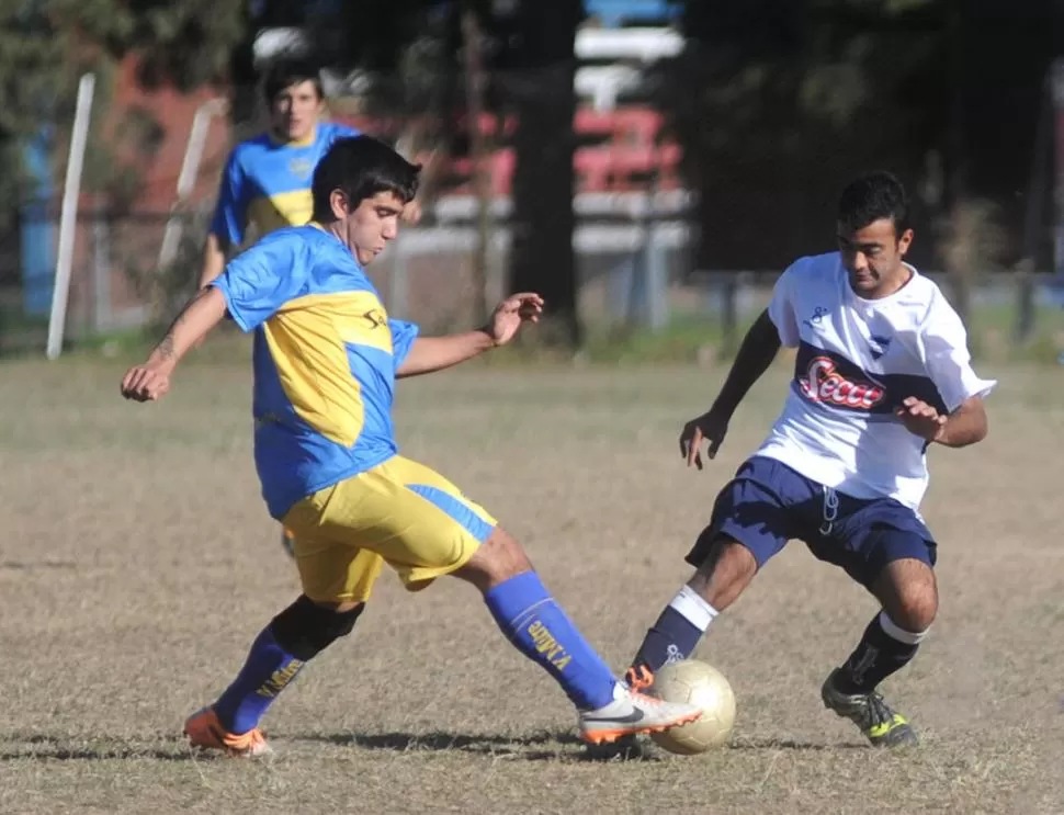 PARTIDAZO. Argentinos del Norte y Villa Mitre empataron 2 a 2 en el ascenso. 