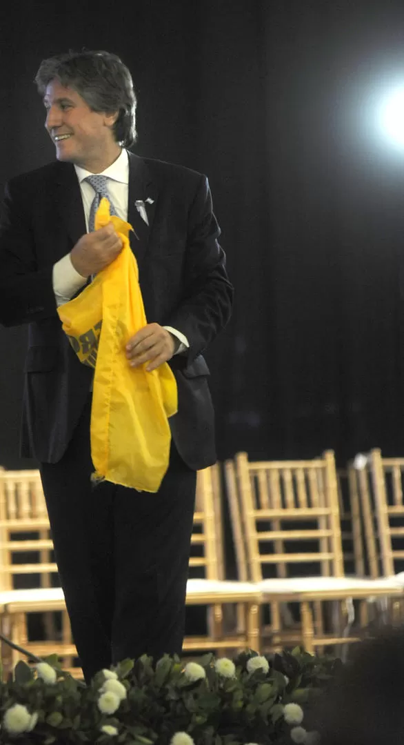 BANDERA EN MANO. Boudou, al finalizar el acto en el Mercedes Sosa, se quedó sólo en el centro del escenario. El resto se alejó con rapidez. la gaceta / foto de juan pablo sánchez noli 