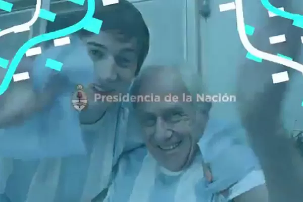 Levantan una publicidad del Gobierno en el que aparecía un actor porno