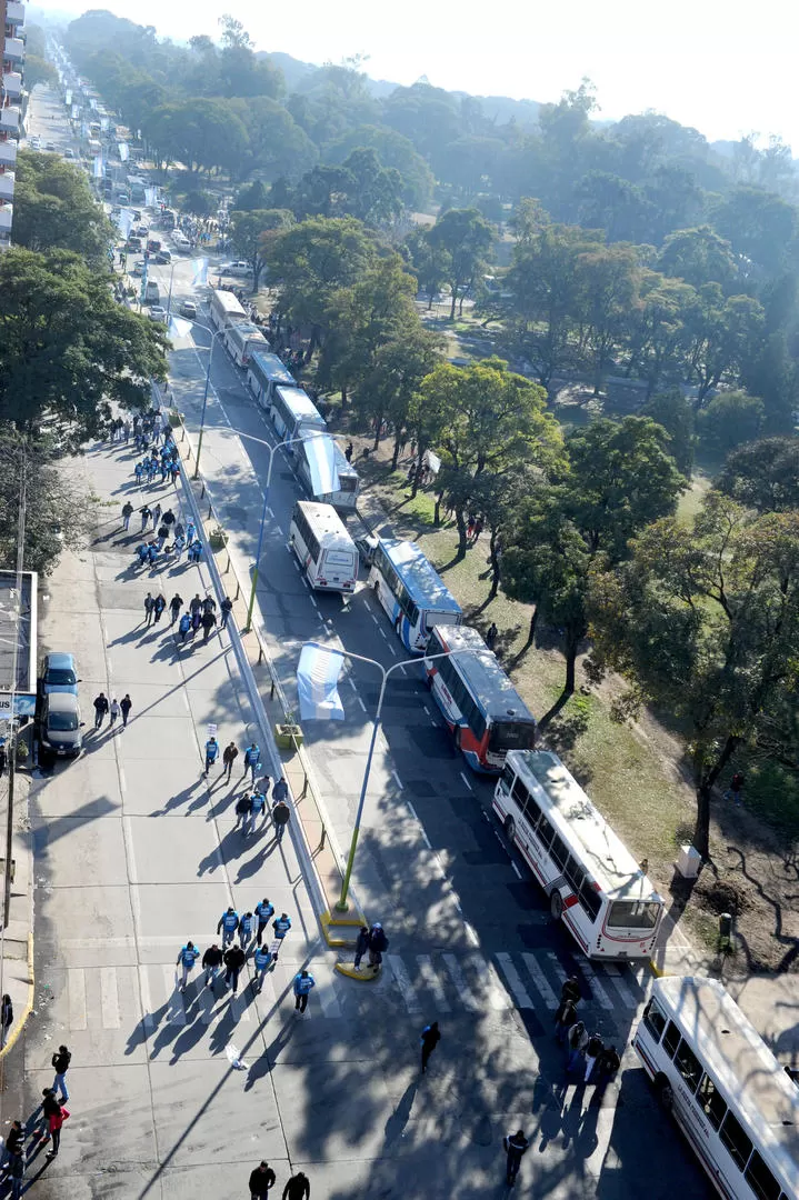 SOBRE AVENIDA SOLDATI. La toma aérea del parque permite apreciar la gran cantidad de colectivos que llegaron ayer. la gaceta / fotos de franco vera 