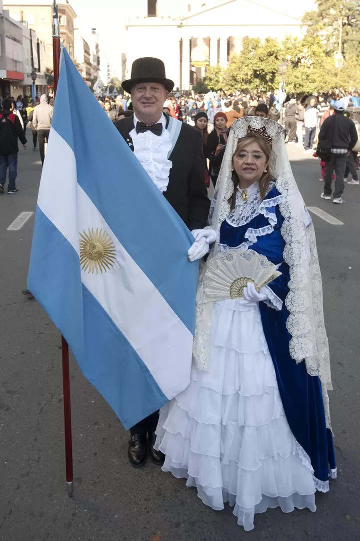 TODO PAGO. Los “movilizados” del oficialismo recibieron cotillón, pancartas, bebidas y comida. la gaceta / foto de héctor peralta 