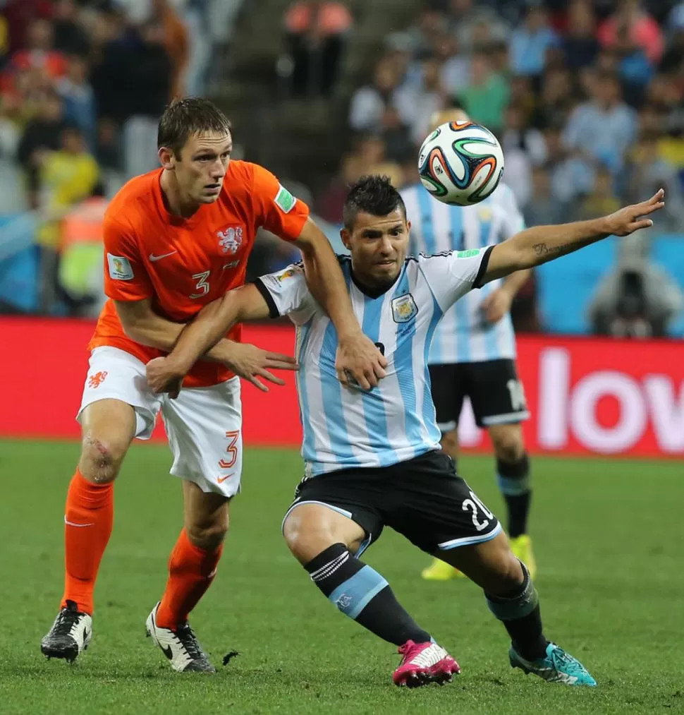 FALTO DE RITMO. Agüero entró sobre el final del partido luego de su lesión ante Nigeria, pero se mostró impreciso.  DYN