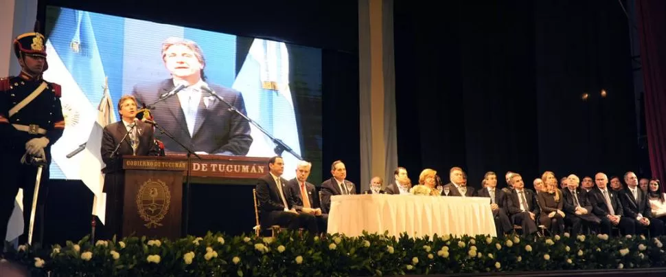 EN EL TEATRO MERCEDES SOSA. “Tenemos una Presidenta que toma las decisiones por y para el pueblo”, dijo el vicepresidente Amado Boudou en su mensaje por el 198 aniversario de la Declaración de la Independencia. la gaceta / fotos de juan pablo sanchez noli