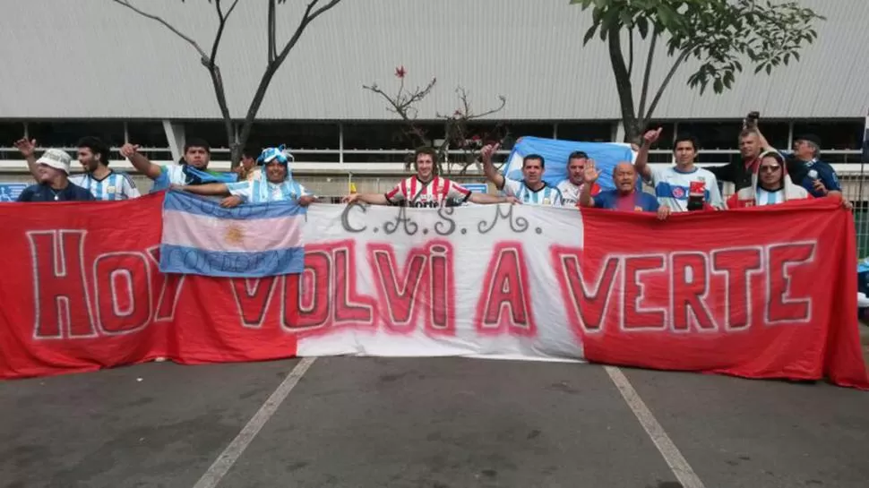 CON LA ROJA Y BLANCA DEL “SANTO”. Fernando Capetta desenfundó una enorme bandera del club de sus amores.
