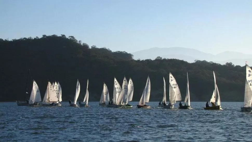 DESAFÍO. Las velas se desplegarán el sábado en las aguas del “Celestino Gelsi”. 