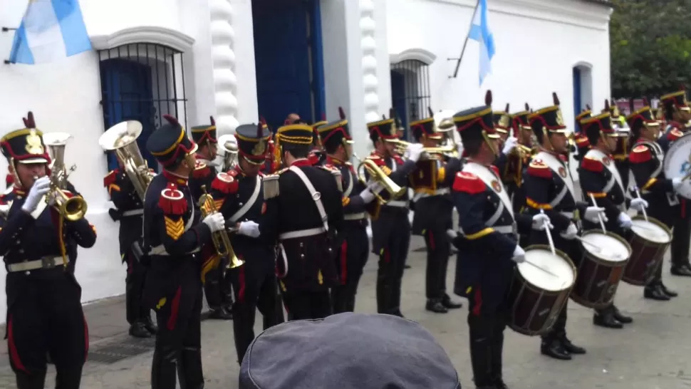 LA FANFARRIA DE FIESTA. Tras los actos realizados en la Casa Histórica, la Fanfarria del Alto Perú interpretó Brasil decime que se siente mientras se dirigía del solar por calle Congreso hacia la plaza Independencia.