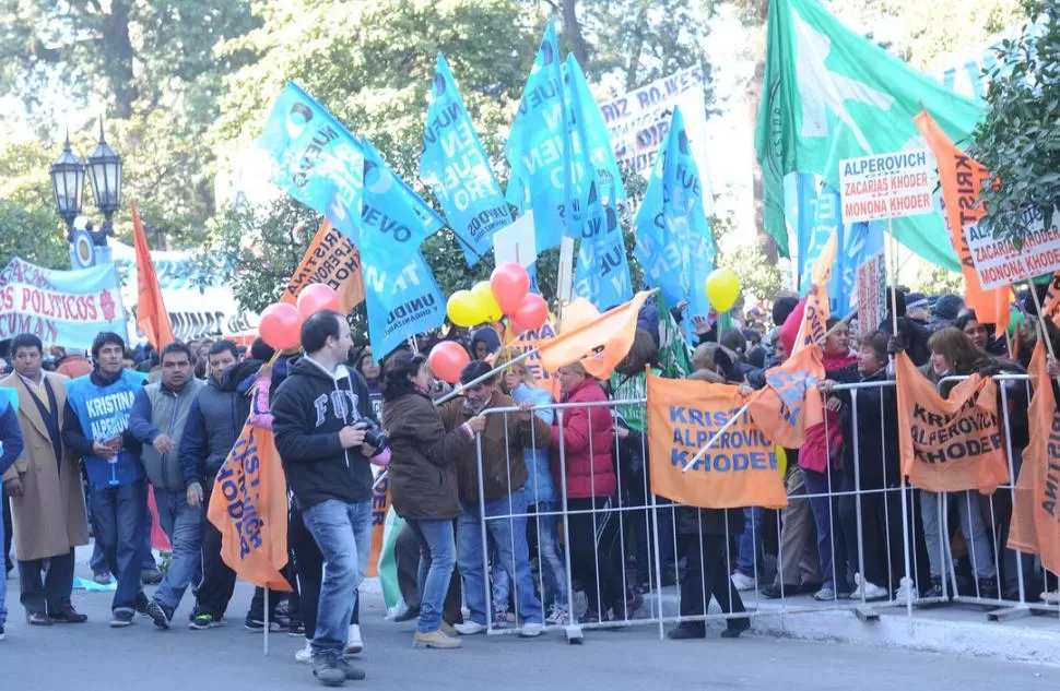 MÁS ALLÁ DE LAS VALLAS. Militantes de Las Talitas se enfrentaron con ex presos políticos y con dirigentes comunales. la gaceta / foto de héctor peralta 