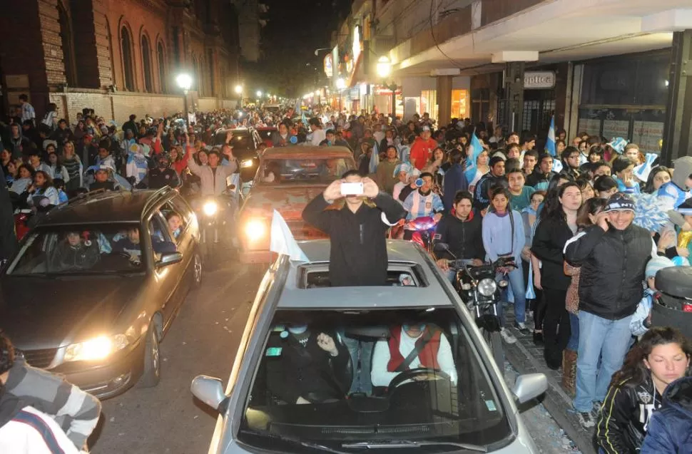 TODOS LOS CAMINOS LLEVARON A LA PLAZA. La calle 25 de Mayo fue un río albiceleste. A pie, en moto o en auto, miles de personas marcharon hacia el punto de encuentro, adonde esperan volver el domingo. LA GACETA / FOTOs DE ANTONIO FERRONI