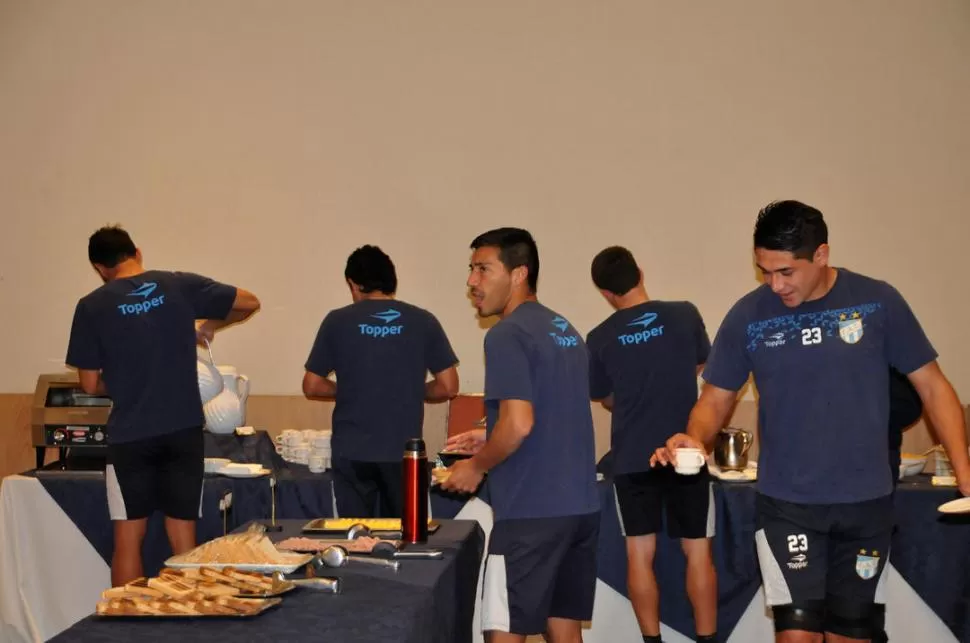 EN PLENA MERIENDA. Cuevas y Valdez, dos de los juveniles “decanos”, y Max ya tienen el jugo y el café servido y ahora preparan sus tostadas en el salón comedor del hotel donde se alojan en Salta. 