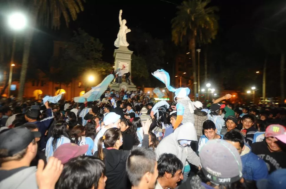 LOCURA POPULAR. Los concepcionenses celebraron durante varias horas el triunfo por penales de la Selección. 