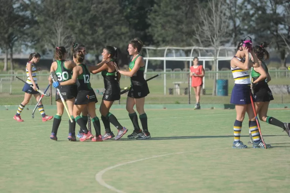 ALEGRÍA. Totongi (centro) marcó el 2 a 1 y recibe el saludo de sus compañeras. 