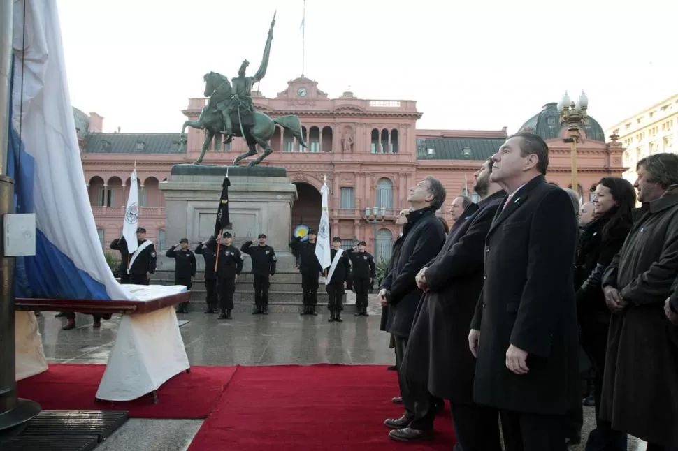 EN LA CAPITAL FEDERAL. Macri encabezó los actos por los festejos patrios en una fría mañana en Buenos Aires. DYN