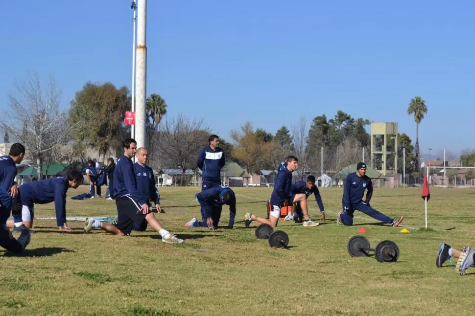 CUESTIÓN DE PESAS. De izquierda a derecha: Lucchetti, Garnier, Jara (agachado), Sbuttoni, Ontivero y Longo durante la sesión de la mañana en las canchas auxiliares del estadio “Padre Martearena”.  