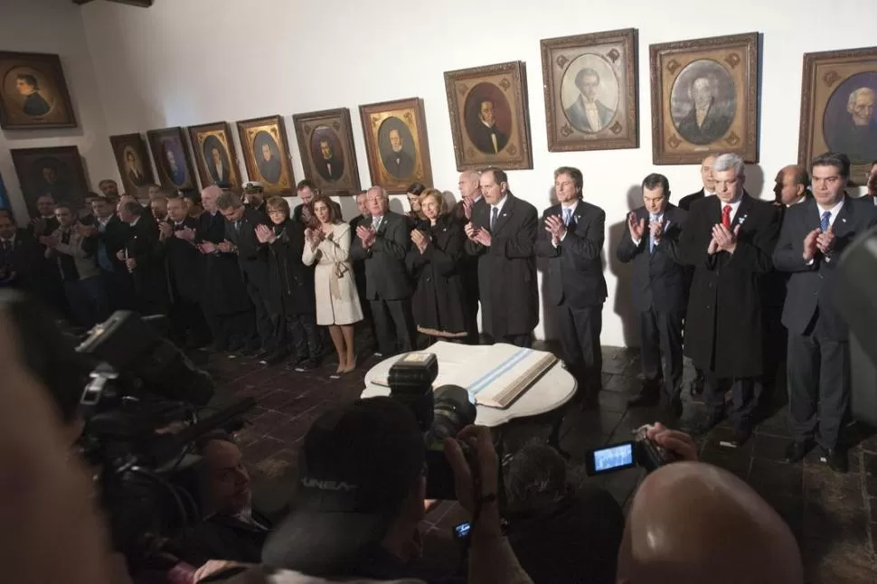 EN LA CASA HISTÓRICA. Boudou y Alperovich, junto con autoridades nacionales y provinciales, cantaron el Himno. la gaceta / foto de diego aráoz