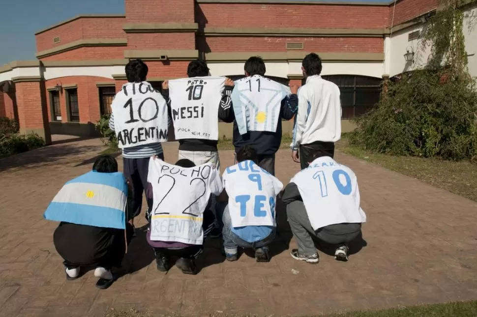 VESTIDOS DE PURA PASIÓN. Los internos de Las Moritas diseñaron sus propias camisetas, que llevan los nombres de sus ídolos y de aquellos seres queridos que perdieron cuando estaban en el “infierno”. 