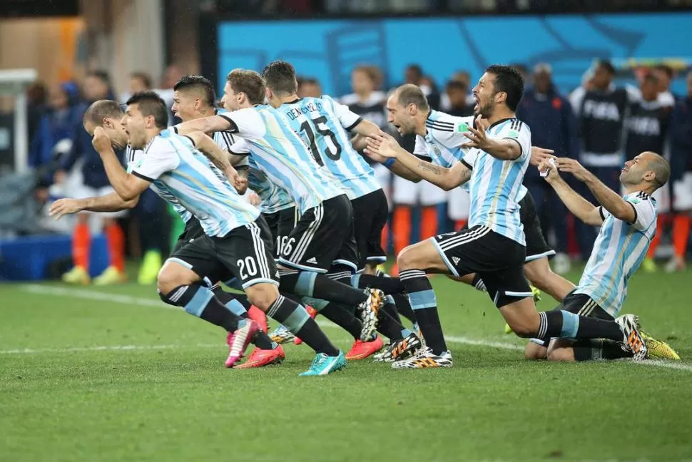 MOMENTO DE ÉXTASIS. “Maxi” Rodríguez ya convirtió el último penal y sus compañeros comienzan la alocada carrera a su encuentro. Fue un momento soñado por todo un país; ahora sólo queda un paso.