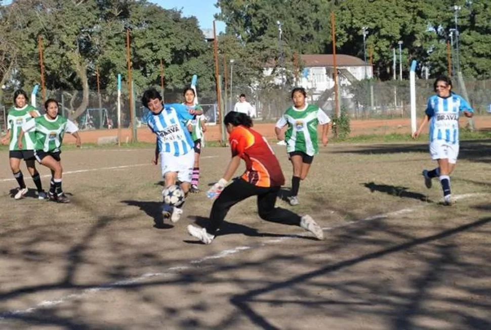 IMPARABLE. Santillán, una de las figuras en el torneo. Atlético agradece sus goles. 