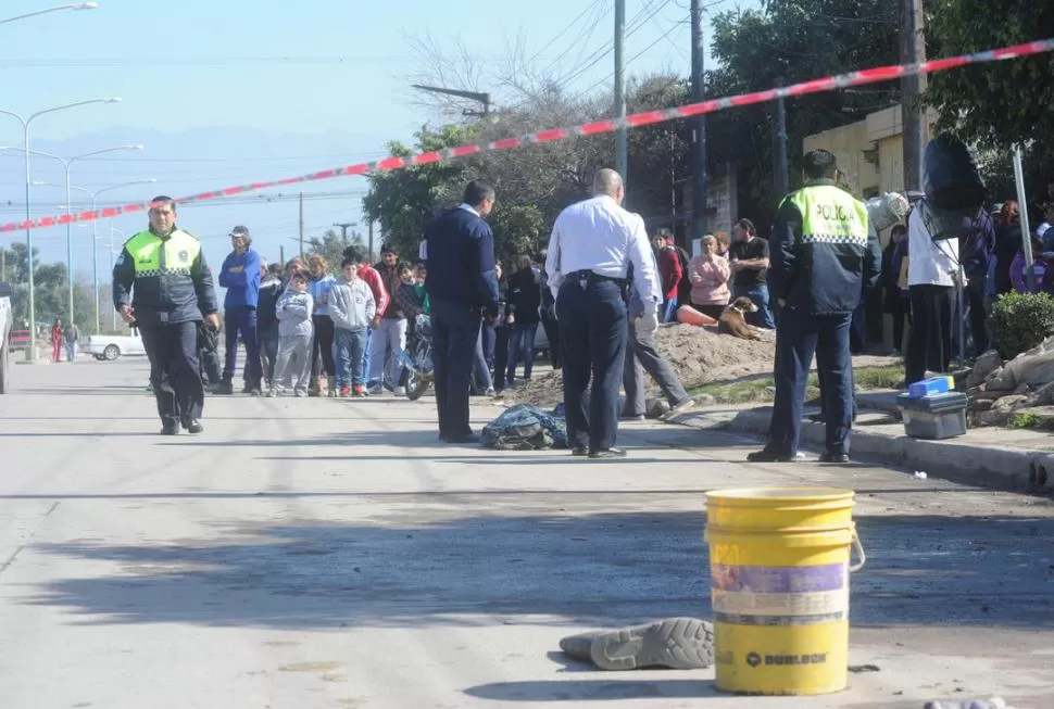 ABANDONADO. Juan Alberto Díaz cayó a varios metros de donde lavaba un auto, luego de ser atropellado por un automovilista que se dio a la fuga. la gaceta / foto de antonio ferroni 