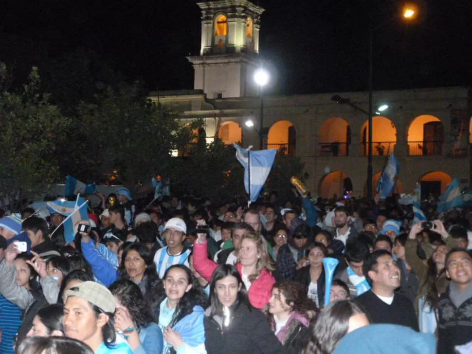 SALTA LA LINDA. La provincia vecina, como el resto del país, tuvo reuniones, en distintos puntos, de simpatizantes que festejaron con las primeras horas de la noche. 