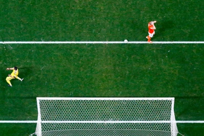 Penal con suspenso: Romero ataja, la pelota vuelve ¡y se frena en la línea!