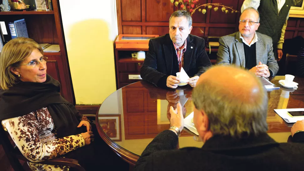 EN EL RECTORADO. Bardón y autoridades de la UNT recibieron a Cabral y a funcionarios de la Defensoría del Pueblo. LA GACETA/ FOTO DE JORGE OLMOS SGROSSO
