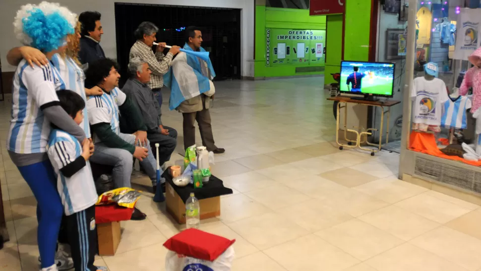 TODO POR LA SELECCIÓN. Así sufrían con los penales comerciantes del microcentro. ARCHIVO LA GACETA / FOTO DE INÉS QUINTEROS ORIO