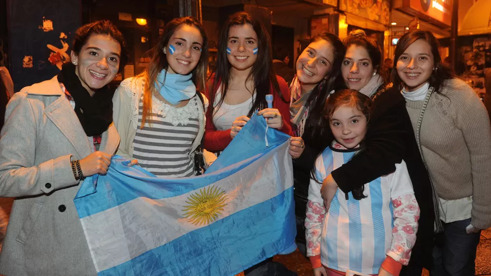 PURA ILUSIÓN. Un grupo de jóvenes salieron a festejar la victoria ante Holanda y el pasaje a la final. ARCHIVO LA GACETA / FOTO DE ANTONIO FERRONI