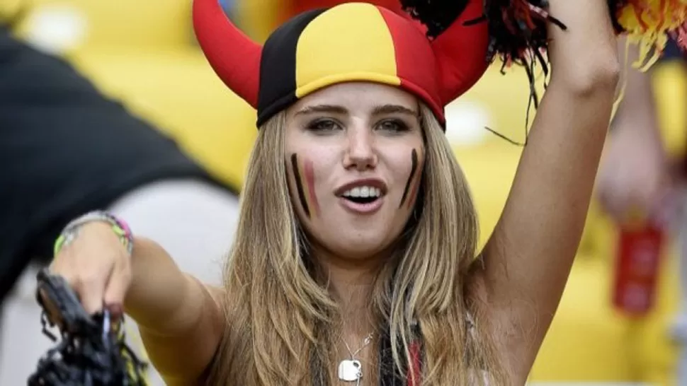 BELLEZA. Axelle Despiegelaere se hizo famosa en las tribunas. FOTO TOMADA DE HOYENFUTBOL.COM