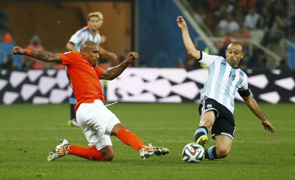 CORRE Y RASPA. Mascherano se juega la vida en cada pelota; es el gran hacedor del buen torneo argentino. reuters