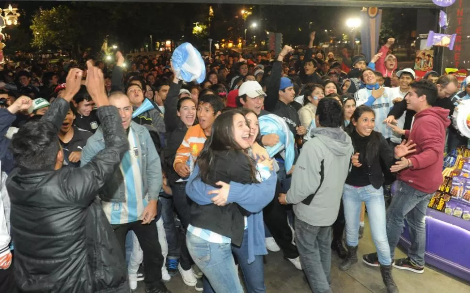 TARDARON, PERO SALIERON. Alabarces advirtió que la sociedad porteña se mostró muy reacia frente a esta Selección, pero que el miércoles finalmente se dejó convencer y salió a las calles a celebrar. 