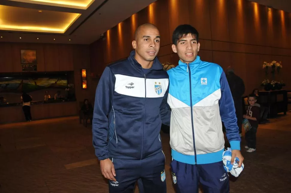 PRIMERAS FOTOS. Rodríguez (izquierda) posa con indumentaria “decana” a pedido de un hincha en el lobby del hotel, anoche. foto de Marcelo Miller (especial para la gaceta)