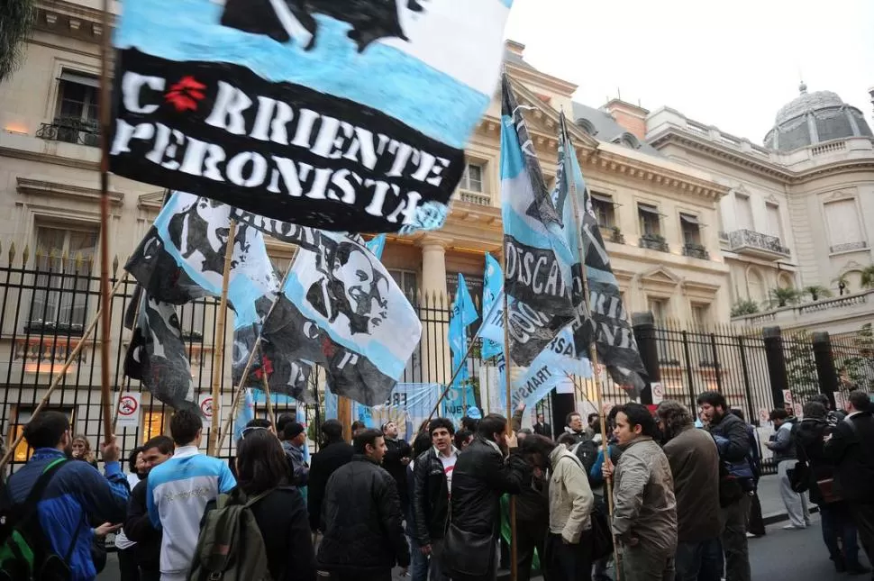 PROTESTA. Militantes peronistas, frente al hotel donde se alojan los holdouts. télam