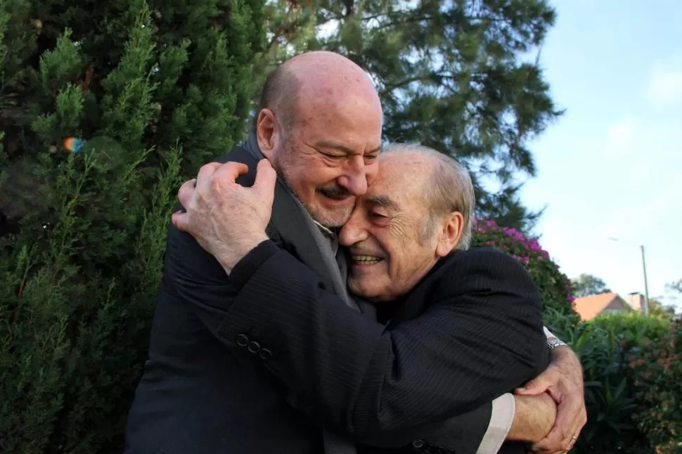 ABRAZO DESDE EL ALMA. Jaime Dri se entrelaza con Miguel Ángel Estrella. lavaca.org