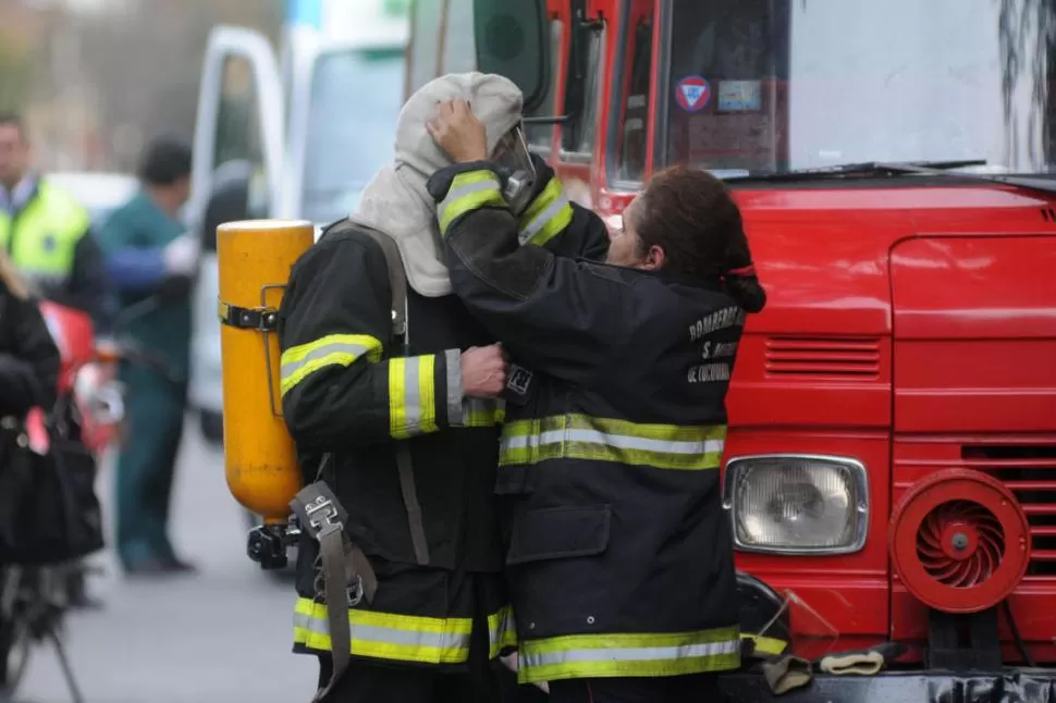  PARA RESPIRAR. Los bomberos usaron trajes especiales para poder trabajar. la gaceta / fotos de inés quinteros orio