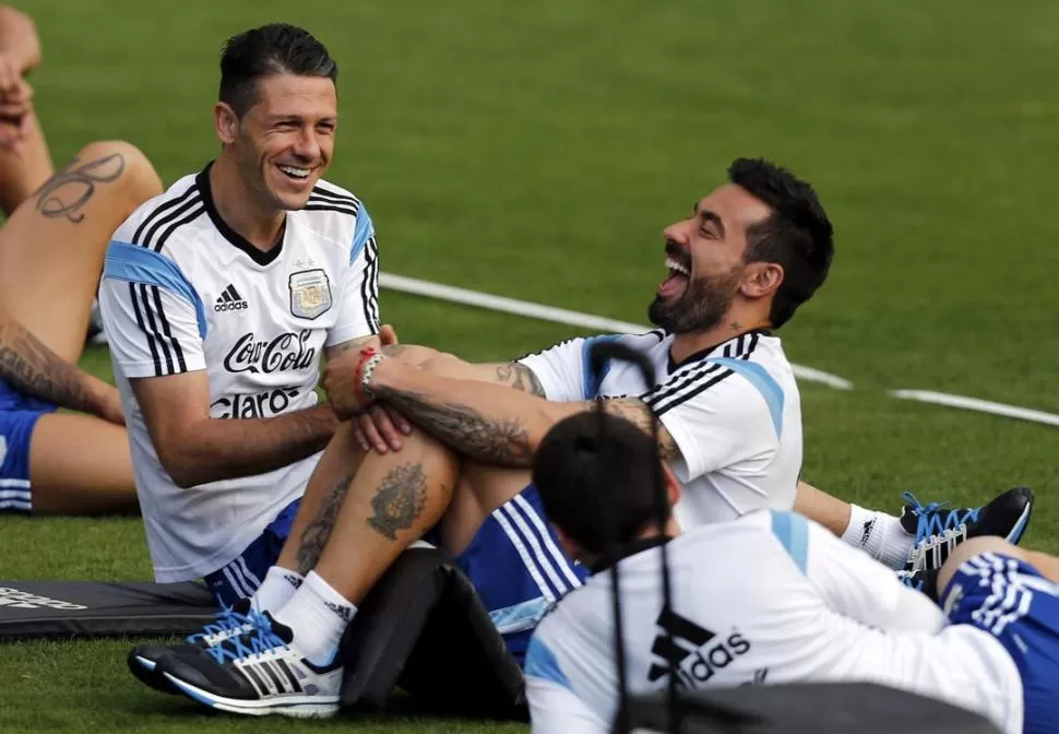 REINARON LAS SONRISAS. Demichelis y Lavezzi se mostraron distendidos durante la práctica de los “albicelestes”. reuters