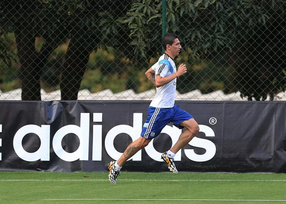 ACELERA. Di María quiere estar presente a como dé lugar en el plantel que jugará la final; ayer trotó alrededor de la cancha.  télam