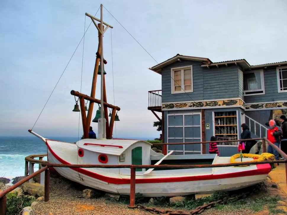 TODO UN SÍMBOLO. Mirando al mar se encuentra el campanil y la lancha donde Pablo Neruda invitaba a “navegar” a sus amigos más íntimos. credito