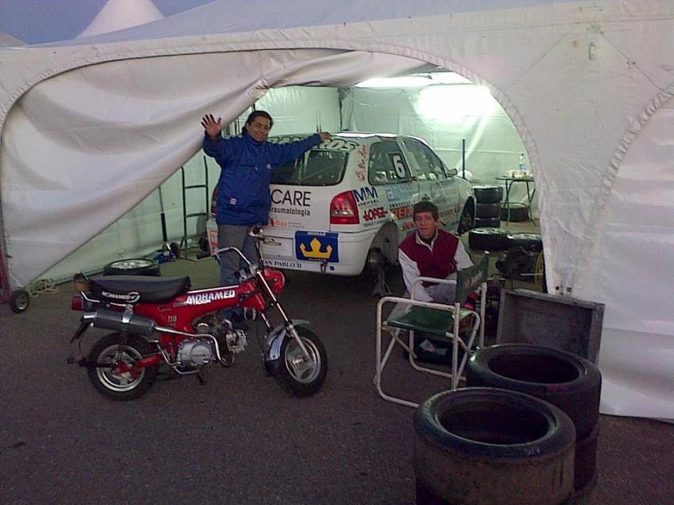 RECIÉN LLEGADO. Lucas Mohamed, en la carpa que montó en la zona de boxes del autódromo “Rosendo Hernández”. El líder del certamen es muy optimista. 