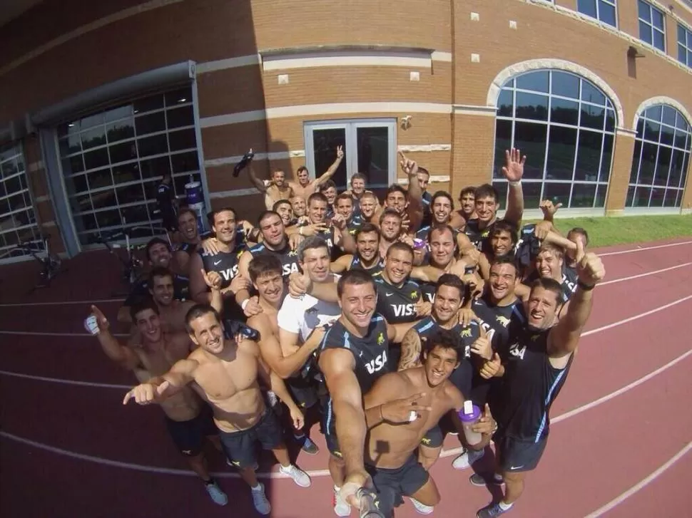 LA ÚLTIMA FOTO. Los Pumas en el final del trabajo. La instantánea la compartió en su cuenta de Twitter Nicolás Sánchez. 