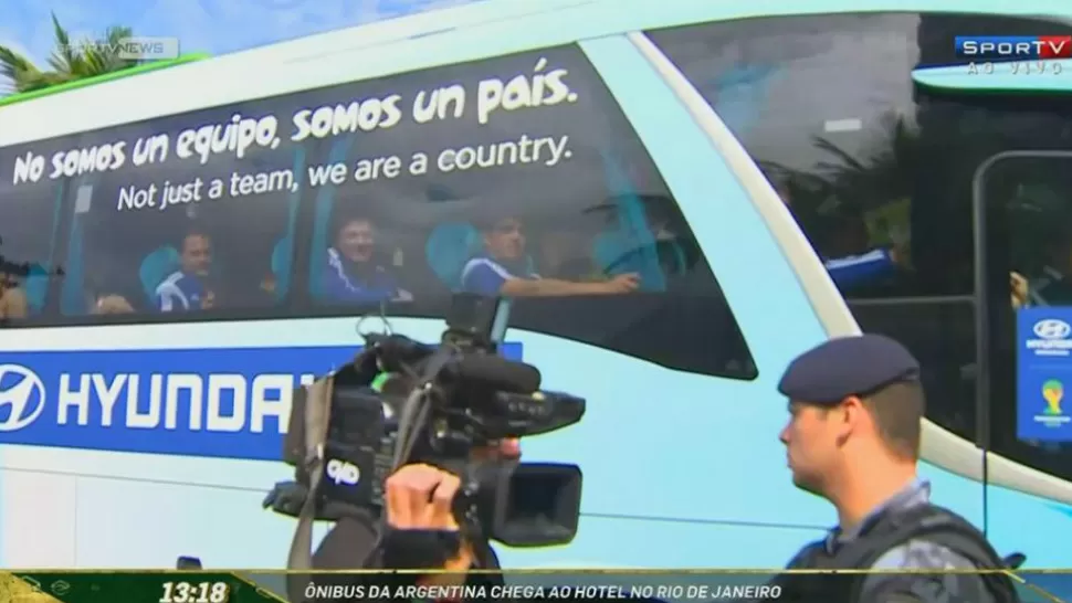 ARRIBO AL NUEVO BUNKER. El tradicional ómnibus Hyundai que transporta a la delegación albiceleste llegó a las 13.20 al hotel Radisson de la zona de Barra de Tijuca, en el marco de un fuerte operativo de seguridad, que incluyó más de 40 efectivos de la Policía brasileña. FOTO TOMADA DE TN.COM