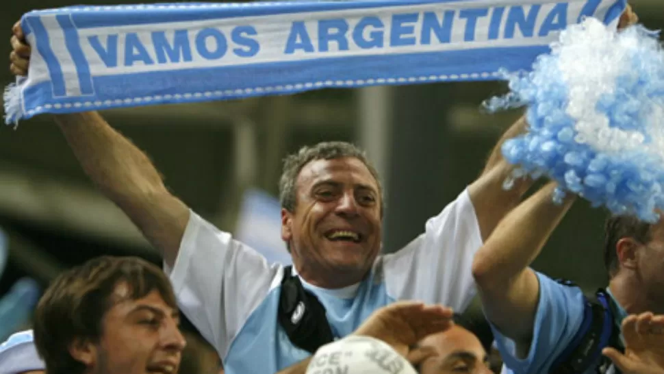 HINCHAS ARGENTINOS. Algunos de los 711 residentes argentinos de Berlín verán la final en la Haus der Kulturen der Welt -la casa de las Culturas del Mundo- a poca distancia de la Cancillería de Angela Merkel.
