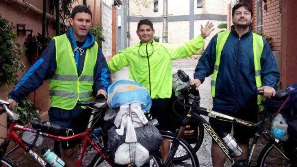 AVENTUREROS Y SOLIDARIOS. Tres argentinos recorrieron en bicicleta los cerca de 2.700 kilómetros que separan a Rosario de Río de Janeiro para vivir el clima del Mundial, pero antes tuvieron una parada en Formosa para dejar lo que recaudaron en una colecta solidaria que realizan anualmente. FOTO TOMADA DEL FACEBBOK DE ALEJANDRO PETHO