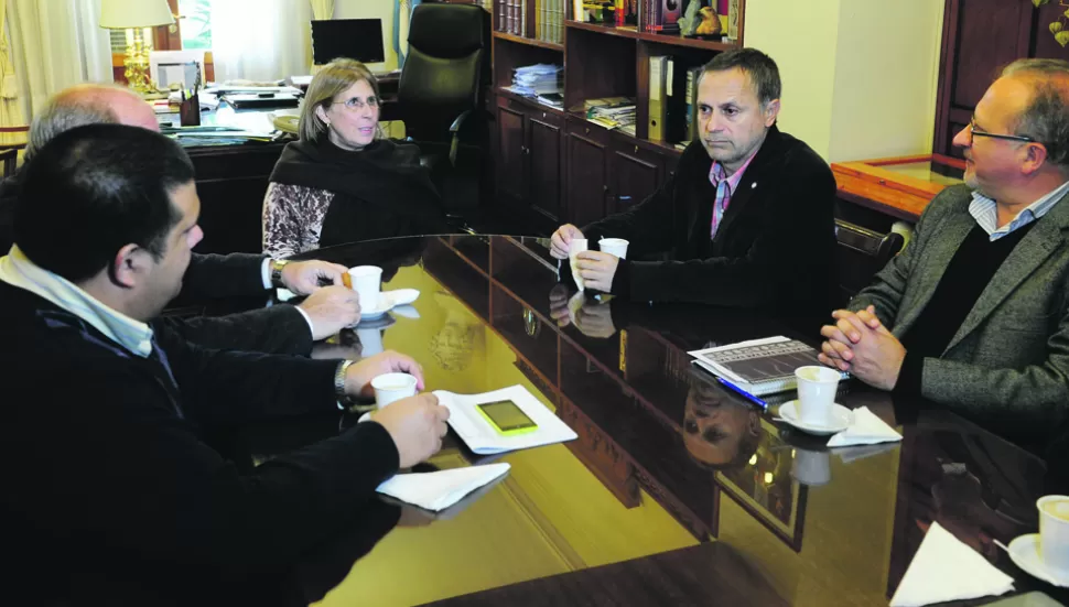 EN EL RECTORADO. Alicia Bardón (a la cabecera) recibió el jueves al Defensor del Pueblo, Cabral (a su izquierda), para hablar sobre el conflicto salarial docente. La Gaceta / Foto de Jorge Olmos Sgrosso