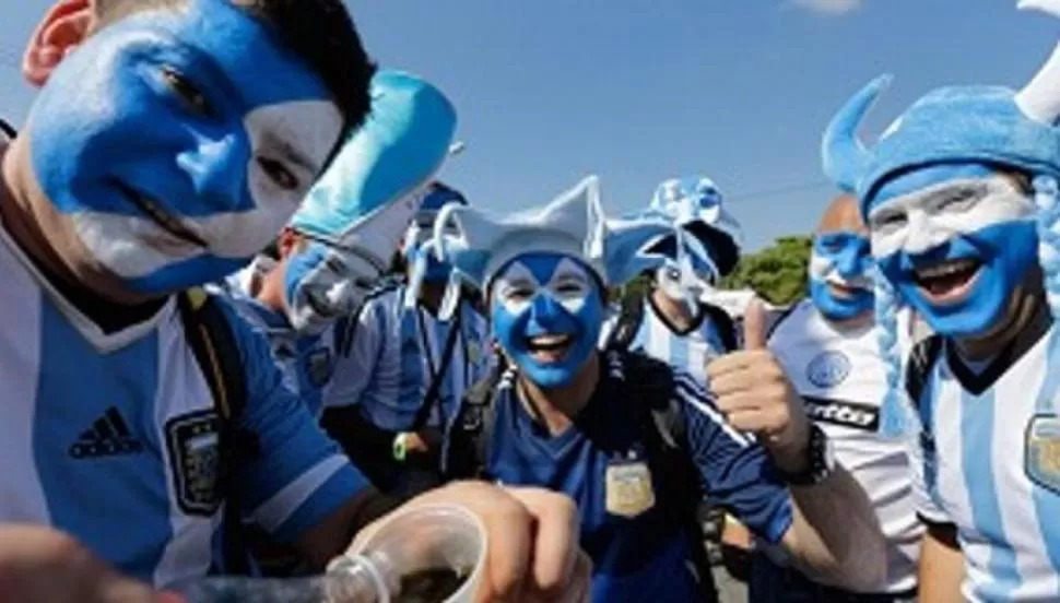 POR AIRE. Aeroparque y Ezeiza se colmaron de hinchas que llegaron a pagar hasta el triple del valor habitual de un pasaje a Río de Janeiro para ver la final. corrienteshoy.com