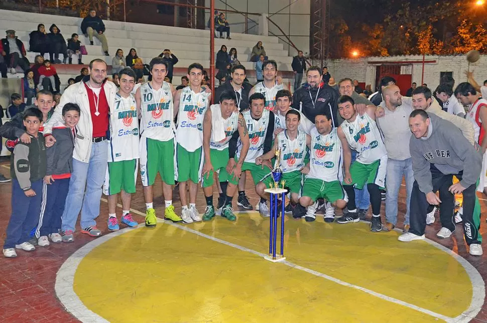 TODOS FELICES. Mitre recibió el título de campeón y José Muruaga fue elegido el mejor jugador del torneo.  