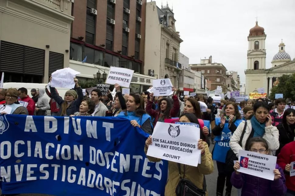 MEDIDA DE FUERZA. Adiunt mantiene un paro por tiempo indeterminado desde el viernes 23 de mayo, que incluyó marchas y tomas simbólicas. la gaceta / foto de jorge olmos sgrosso