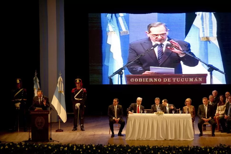 DISCURSO. “Dejamos atrás el país de los ajustes, de los recortes salariales, de la precarización laboral”, dijo Alperovich en el teatro Mercedes Sosa. credito