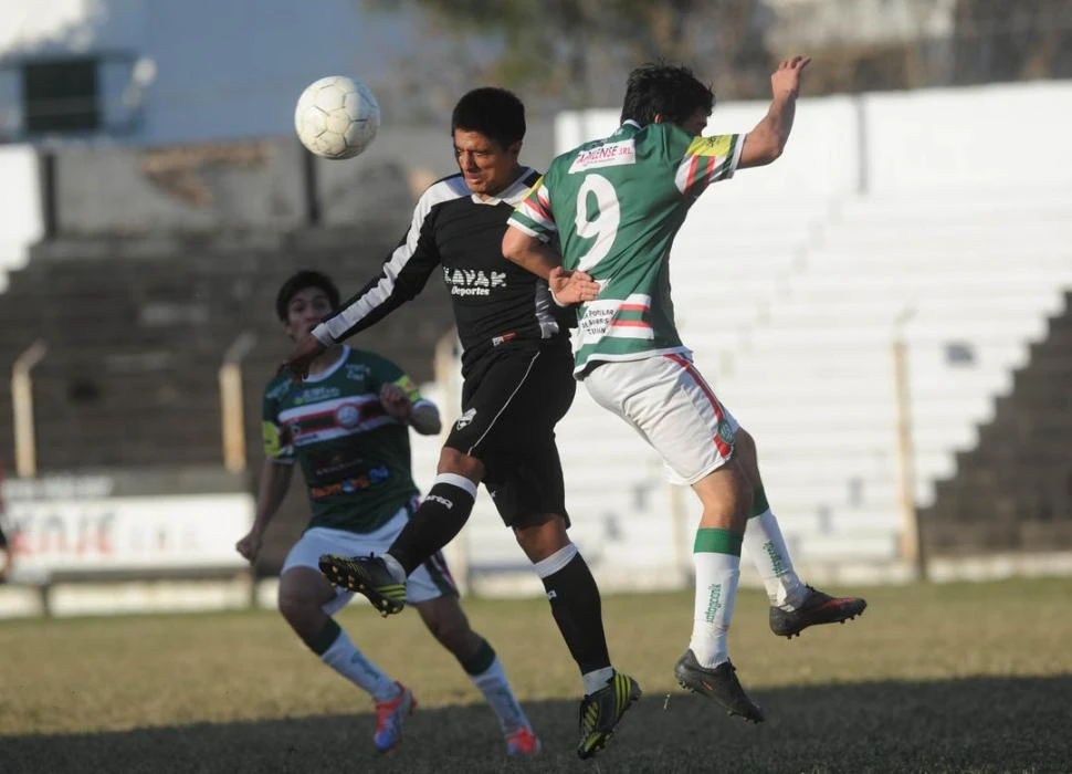 OTRO MÁS. Andrés Herrera es uno de los baluartes defensivos de un Central Norte que sigue en la cima del grupo A. 