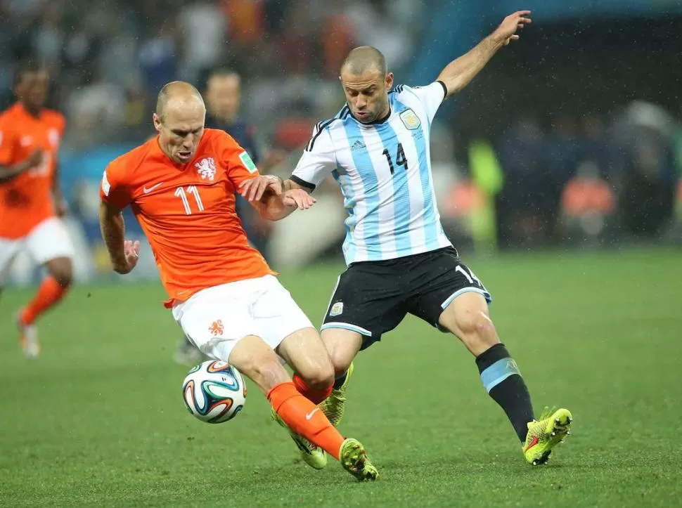 JAVIER MASCHERANO. Estuvo presente en los choques de 2006 y 2010. telam