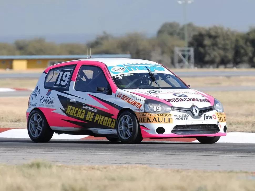 JORNADA “REDONDITA”. Pablo Ortega, con su Renault Clio, se “pegó” a su compañero Luciano Bosio en la clasificación y así logró concretar el mejor tiempo del día. 